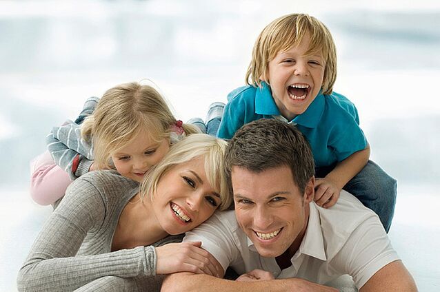 família feliz e um homem que parou de beber